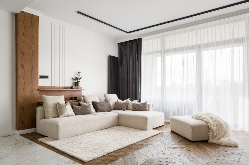 Großes Wohnzimmer mit modernem Sofa