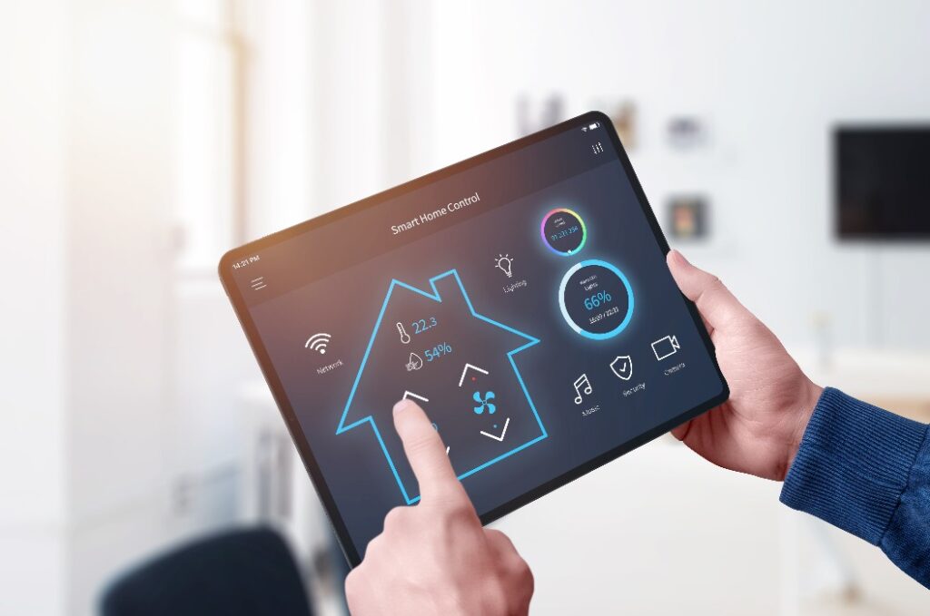 iPad zur Kontrolle eines Smart-Home-Systems in Osnabrück