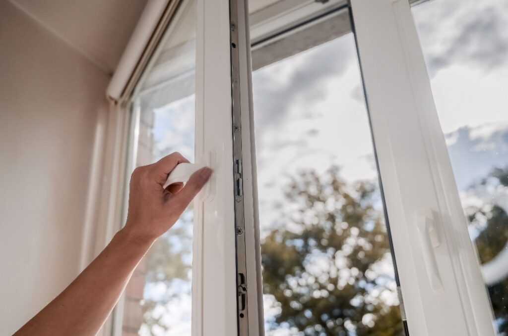 Ein Mensch öffnet ein Fenster in einem Haus in Osnabrück