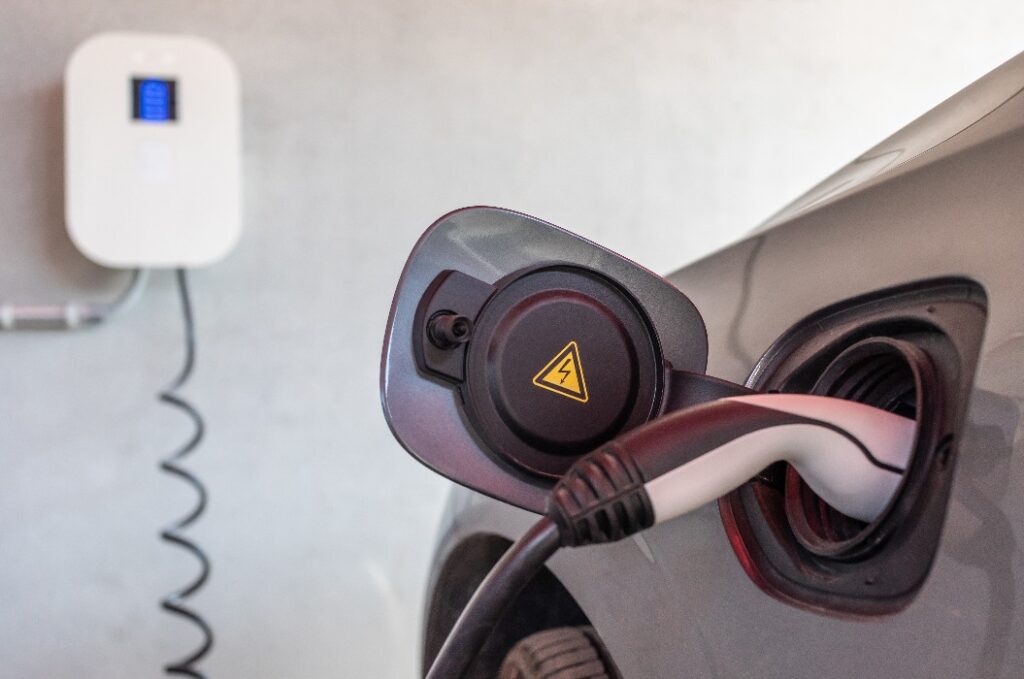 E-Auto wird an einer Wallbox in Osnabrück geladen