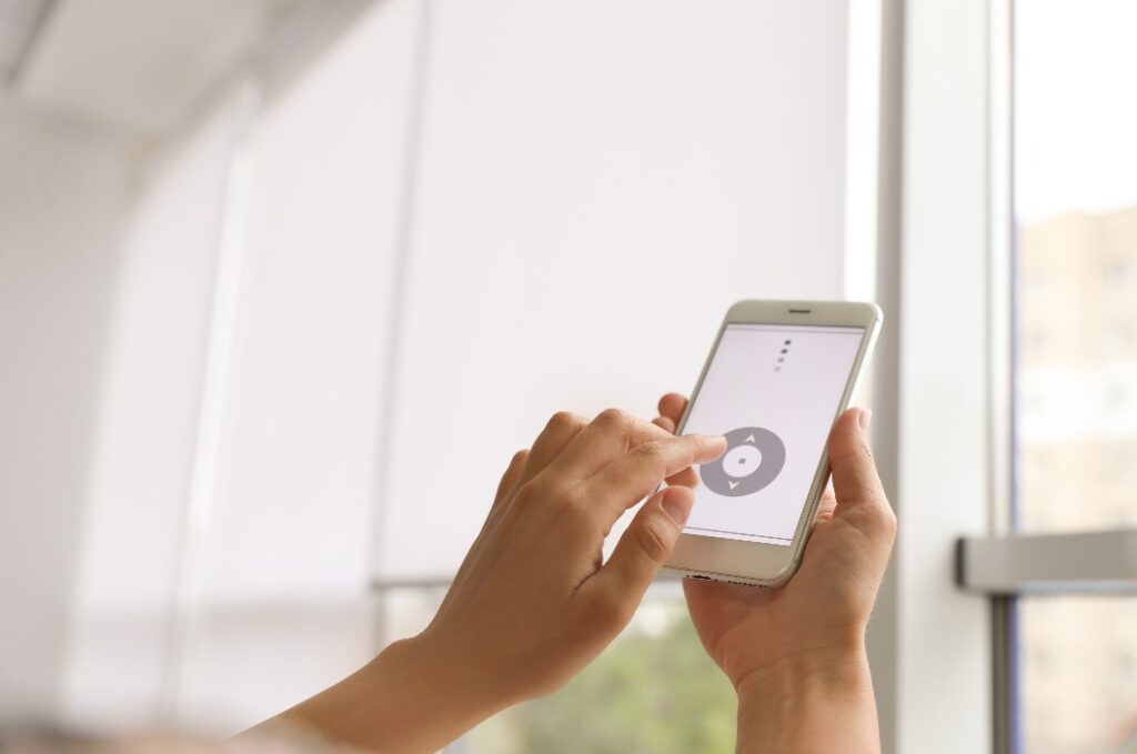 Mensch kontrolliert die Temperatur seiner Heizung per Smart Home von seinem Smartphone