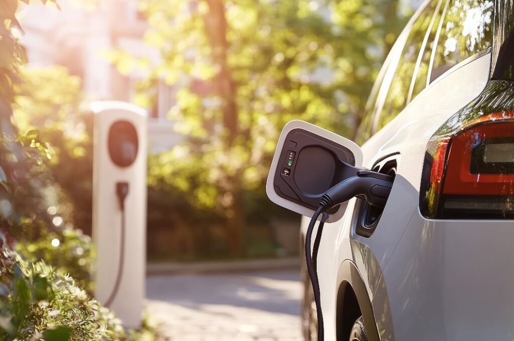 Wallbox, eingesteckt in einem E-Auto in Osnabrück