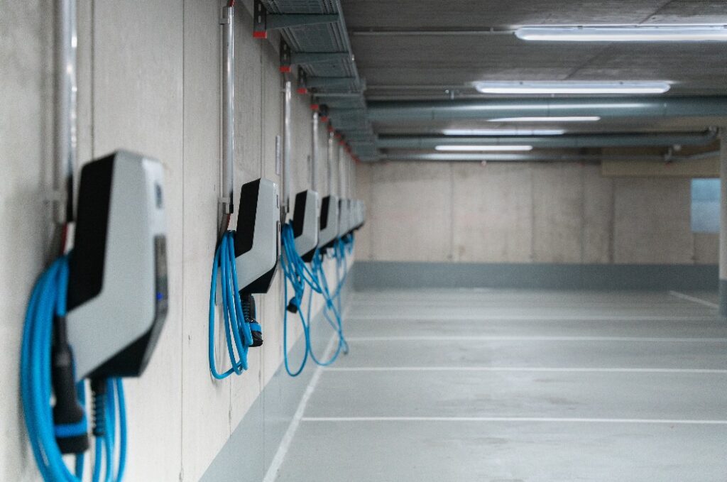 Tiefgarage mit jeweils einer Wallbox pro Parkplatz