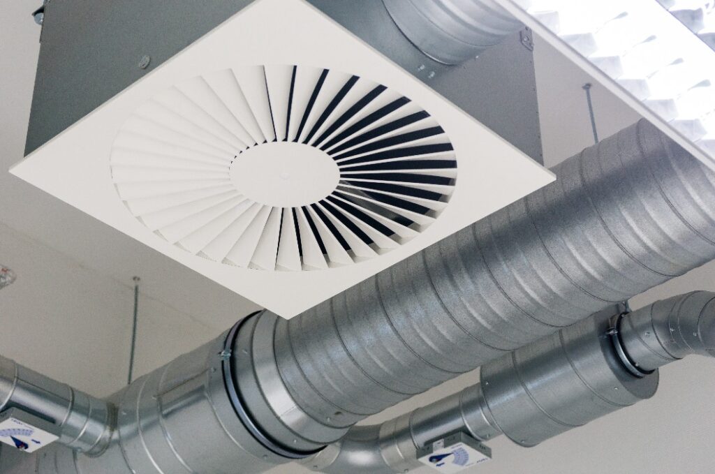 Moderne Klimatechnik in einer Halle in Osnabrück