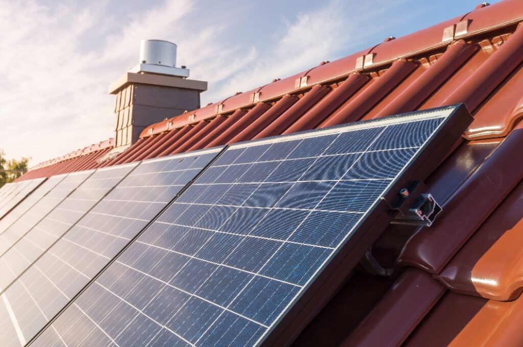Nahaufnahme Solarpanel auf einem Hausdach