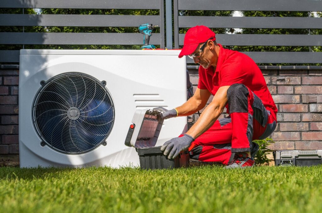 Handwerker in Osnabrück wartet eine Wärmepumpe