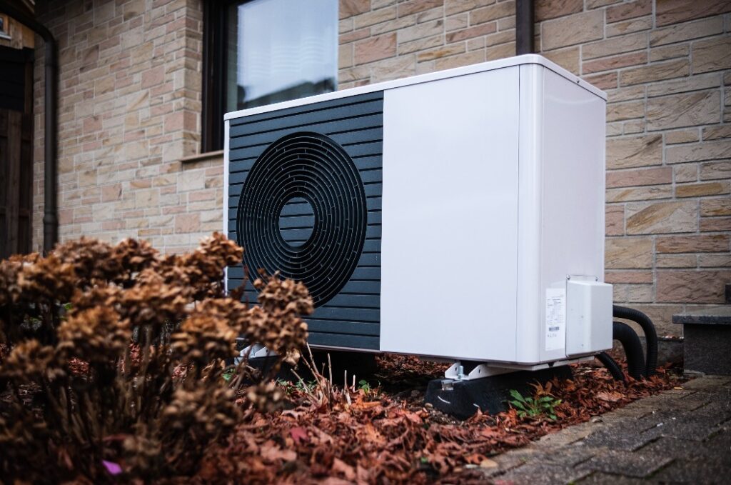 Wärmepumpe in Osnabrück außen an einem Wohnhaus