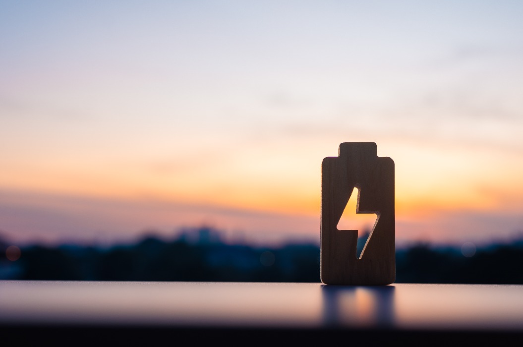 Hochleistungs-Akku-Technologie für elektrische Energie mit angeschlossenem Ladekabel. Akkus für Elektroautos und mobile Geräte mit sauberem Strom – grüne, erneuerbare Energie und Akkuspeicher der Zukunft.